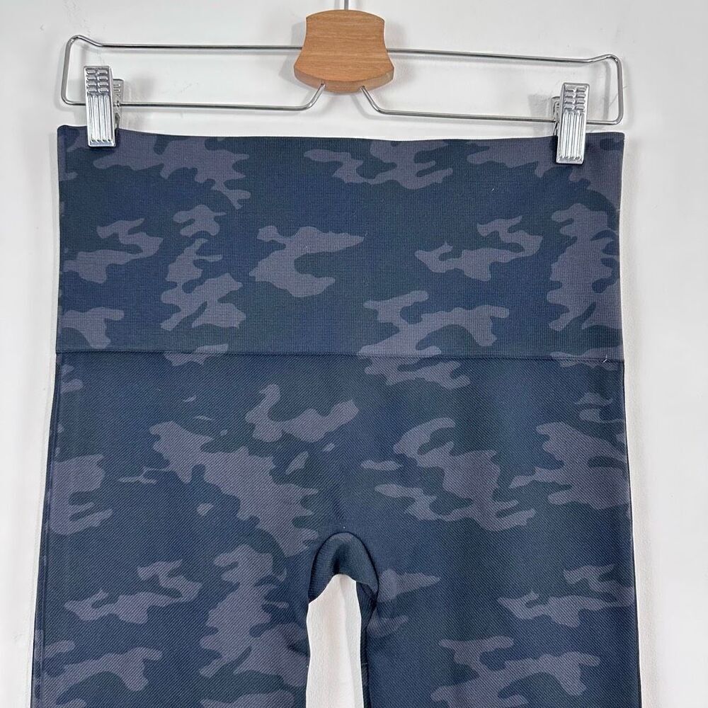 Spanx Look At Me Now Seamless Leggings in Camo Size L - Picture 3 of 8